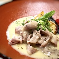 対馬のどぐろとイカ活き造り 博多 魚蔵 都ホテル店 - この日のメインは 和牛の味噌煮込み。揚げた茄子、人参、玉ねぎなど添え。 お肉の質は普通ですが、所々筋が硬く気になりました。 でも白味噌の味わいはいいですね。
