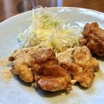 完全個室 つくよみ - 鶏肉は下味がしみていて、普通に美味しい。 すりごまがかけられています。