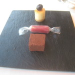 レストラン オオツ - プティ・フール（ブルーベリーチーズケーキ？、ラズベリーヌガー？、生チョコ）