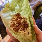 廣東料理 水蓮月 - 名物 ミンチのレタス包み 作成後リフト