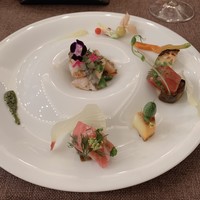 芦屋フレンチ北じま - オードブル：　活アワビ、帆立貝、天然本まぐろと丹波篠山産完全有機野菜のサラダ　