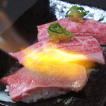 Buta To Ushi To Horumon Yakiniku Sakaba Monhoru - 炙り肉寿司２貫で480円／3貫680円