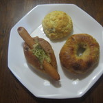 hohoemi - 練乳とクランベリーのスコーン＆オレンジとクリームチーズ＆モッツァレラと粗挽きソーセージのドック