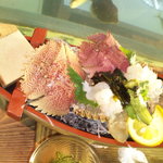 居魚屋　網元 - 刺身盛り合わせと海ぶどう