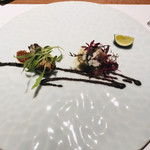 ピアット スズキ チンクエ - 牡蠣のエゴマバター焼き
      太刀魚とエゴマのミルフィーユ　　ブラックオリーブのソース