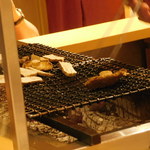 銀座 しのはら - 国産の松茸を焼いているところ