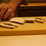 銀座 しのはら - 国産の松茸を切っているところ