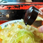 新ちゃん - かたい焼そば　たっぷり酢を投入！