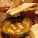 銀座 しのはら - 鱧(はも)を煮ているところ