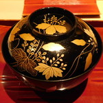 銀座 しのはら - お吸い物のふたを開ける前(国産の松茸と湯葉)