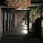 ピアット スズキ チンクエ - 隣の和食店の入り口、ここからも入れますが、中庭を見ながら少し歩きました。