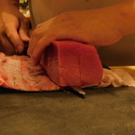銀座 しのはら - マグロをカットしているところ