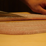 銀座 しのはら - ヒラメをカットしているところ