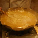 銀座 しのはら - 乳麺を煮ているところ