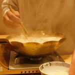 銀座 しのはら - 乳麺を器に入れるところ