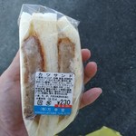 万幸堂 - カツサンドは奥の冷蔵コーナーで