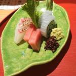 高辻 かもくら - お造りは  鯛  中トロ  烏賊