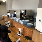 Teuchiudommugizou - 店に入って右手、カウンター席とその中が厨房
      厨房の中は3人です。