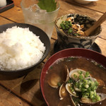 だいだいや - おらのしめ
      ごはん、貝汁、紅い豆腐