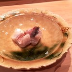 吉鮨 - 甘鯛
      味噌漬けされた甘鯛はしっとり、ふんわり。脂が乗っていて、上品な味いでした。