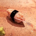 吉鮨 - チダイ
      甘いおぼろが入っています。酸味と甘味の相互作用が効いています。江戸前の技が光ります。