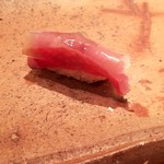 吉鮨 - 金目鯛
      透き通る昆布板