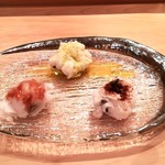 吉鮨 - ハモの湯引き(梅肉、トリュフ塩とオリーブオイル、粉醤油と山椒)
                                トリュフ塩がハモと良くあっていて、とても美味しかったです。