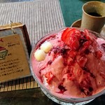 Nouka Kafe Ippongi - いちごみるくかき氷(いちご大福をイメージして作ったみたいで、下に白餡が入っていて美味しい♪)