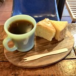 Wkwk&coffee - ファイヤーキングのマグカップに淹れたコーヒー（ブルーマウンテンブレンド）＆シフォンケーキ