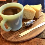 ウキウキコーヒー - ファイヤーキングのマグカップに淹れたコーヒー（ブルーマウンテンブレンド）＆シフォンケーキ