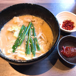 Kurogewagyuuyakinikutohonkakumotsunabe sanju - 絶品もつスープ 鷹の爪と豆板醤を別皿でくれました◎