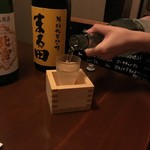 旬酔基じ - 若くて感じの良い
      美人スタッフｻﾝが
      注いでくれます♬