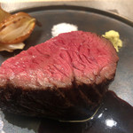 銀座 大石 - 飛騨牛とび牛の炭火焼。こちらは塩はしっかり目。