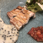銀座 大石 - 天然うなぎの白焼き。マッシュポテトと白野菜のソース、キャビアの燻製ソース。酸味のあるトマトソース。