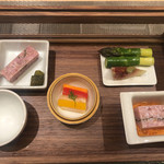 銀座 大石 - パテドカンパーニュ、アスパラのマリネ、ラパンのテリーヌ、ピクルス。