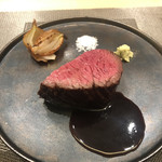 銀座 大石 - 飛騨牛とび牛ランプ肉の炭火焼。私もこの火の通り具合がすごく好きです。