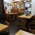 御食事処 大幸 - 写真奥には座敷席も