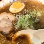 蔵前元楽総本店 - スープはあっさりながら背脂の風味も豊か