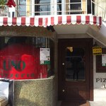 ピッツェリア ウノ カンフォーラ - 真っ赤なナポリのピザ窯