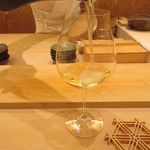 寿司 竹本 - 白ワインをいただく
