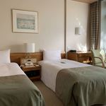 軽井沢プリンスホテル - 2019/10 部屋は、基本的に昭和、それも雰囲気だけじゃなく、実際に昭和のまま。室内の冷蔵庫の音はうるさい