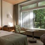 軽井沢プリンスホテル - 2019/10 部屋は、基本的に昭和、それも雰囲気だけじゃなく、実際に昭和のまま。ベッドのマットレスはへたり気味