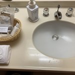 軽井沢プリンスホテル - 2019/10 部屋は、基本的に昭和、それも雰囲気だけじゃなく、実際に昭和のまま。黄ばんでいる