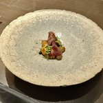 sincere - 天然茸（ショウゲンジ ウラベニホテイシメジ ヤマドリダケモドキ ナラタケモドキ）と雌牛の生ハムのジャーキーにスープを注いで 木の芽