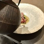 sincere - 天然茸（ショウゲンジ ウラベニホテイシメジ ヤマドリダケモドキ ナラタケモドキ）と雌牛の生ハムのジャーキーにスープを注いで 木の芽