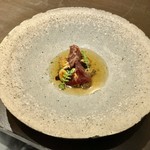 sincere - 天然茸（ショウゲンジ ウラベニホテイシメジ ヤマドリダケモドキ ナラタケモドキ）と雌牛の生ハムのジャーキーにスープを注いで 木の芽