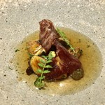 sincere - 天然茸（ショウゲンジ ウラベニホテイシメジ ヤマドリダケモドキ ナラタケモドキ）と雌牛の生ハムのジャーキーにスープを注いで 木の芽