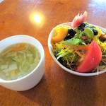 けや木 - ランチのスープとサラダも野菜と量がたっぷり♪