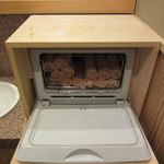 祇園 鮨 忠保 - 化粧室内のアツアツのお絞り