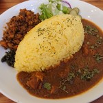 パイプレスト - Wカレーセット    1370円

ライスの左がドライカレー右がチキンカレー

ドライカレーは甘くて辛い  好みのカレーでした